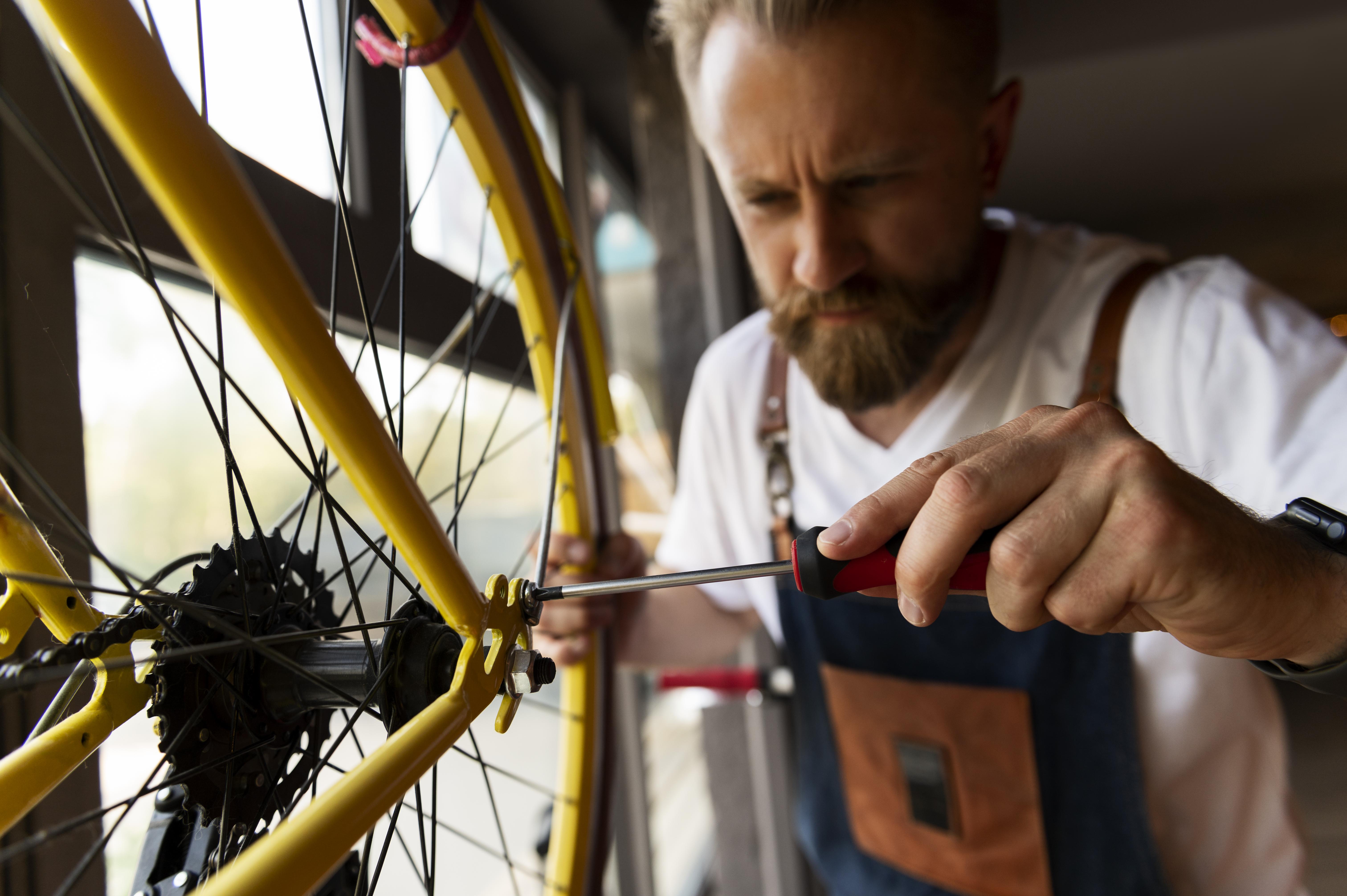 Velosipēda apkope darbnīcā